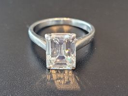 An Emerald 2.54 ct natural diamond on platinum setting.