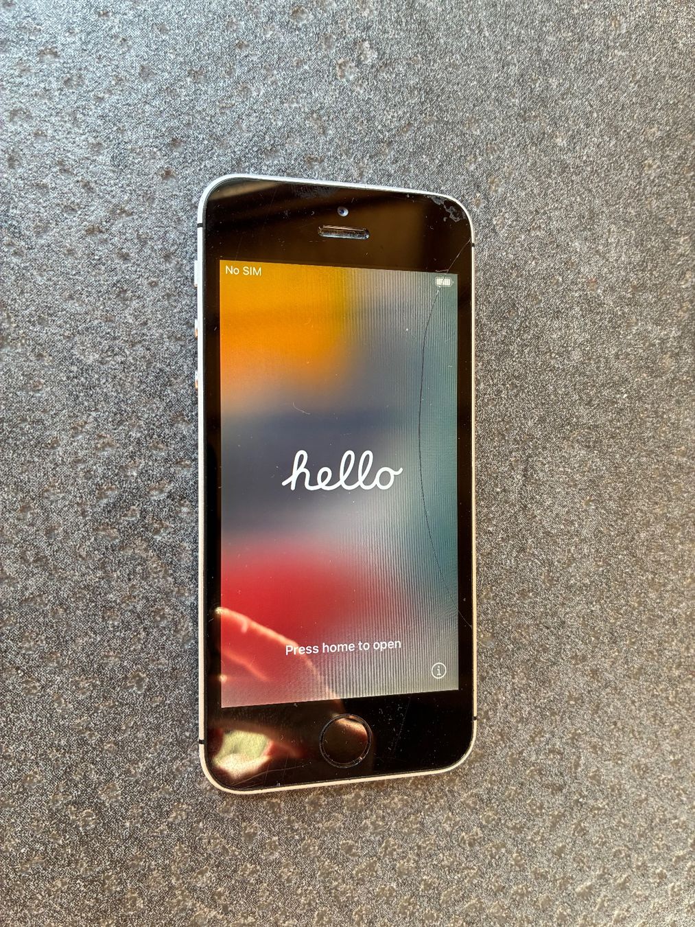 Apple Handys / Smartphones: Apple iPhone SE Smartphone Silber mit Display-Schaden – Gebraucht aus Deitingen von gaston74