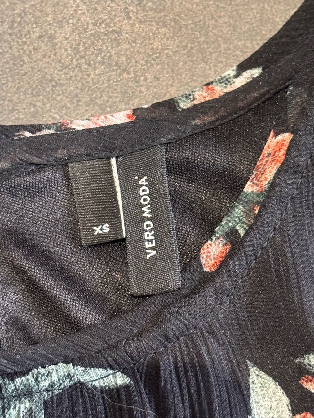 Vero Moda Camicette: Bluse Blüsli Vero Moda Gr. XS mit Blumenmuster – Usato da Rothrist venduto da Fondgruebe 4