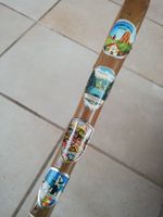 Alter Spazierstock mit Souvenirplaketten