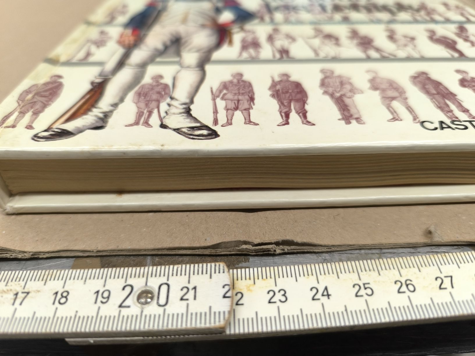 Bücher: Le costume et les armes da soldats de touts LES temps  1 + 2 – Gebraucht aus Cama von anto_a 1