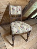 Hostorischer Salonstuhl mit floralem Muster, Holz
