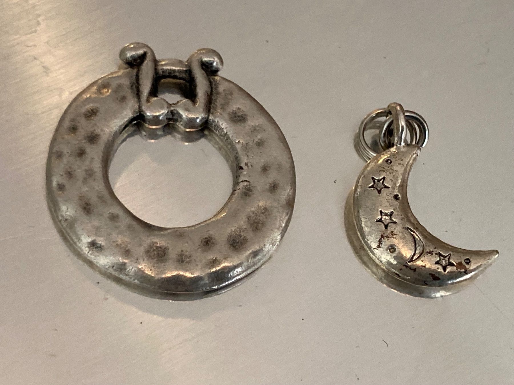 Ciondoli: Pendentifs en métal argenté et doré – Usato da Marly venduto da Antigona71 2