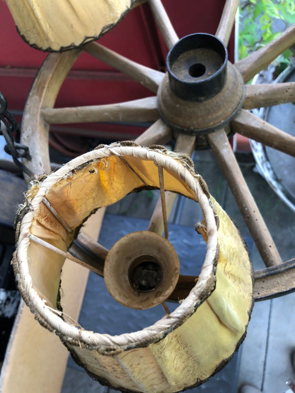 Lampade: Hübsche antike Wagenradlampe – Usato da Röschenz venduto da Tashroal 2