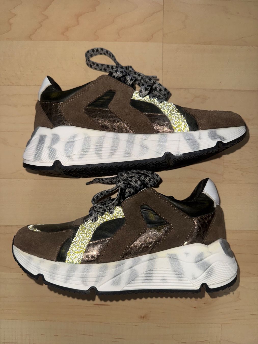 Chaussures femmes: Robbin’s Sneacker Echtes Leder gr.37 – D'occasion à Buchrain par nat_pl5p