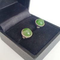 Silber 835  Ohrstecker mit polierten grünen Cabochon-Steinen