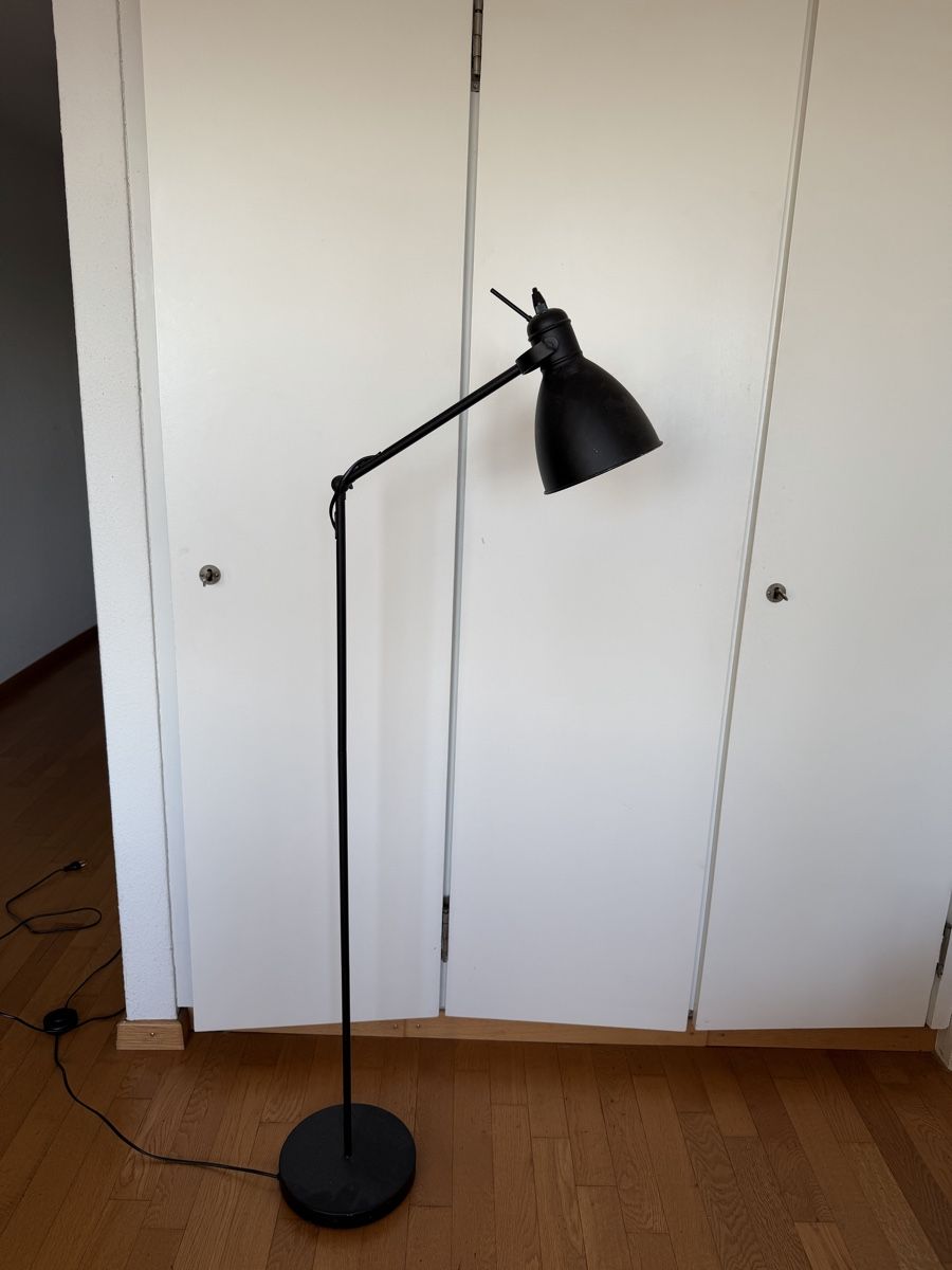 Lampen: Stehleuchte schwarz Metall – Gebraucht aus Zürich von olirue