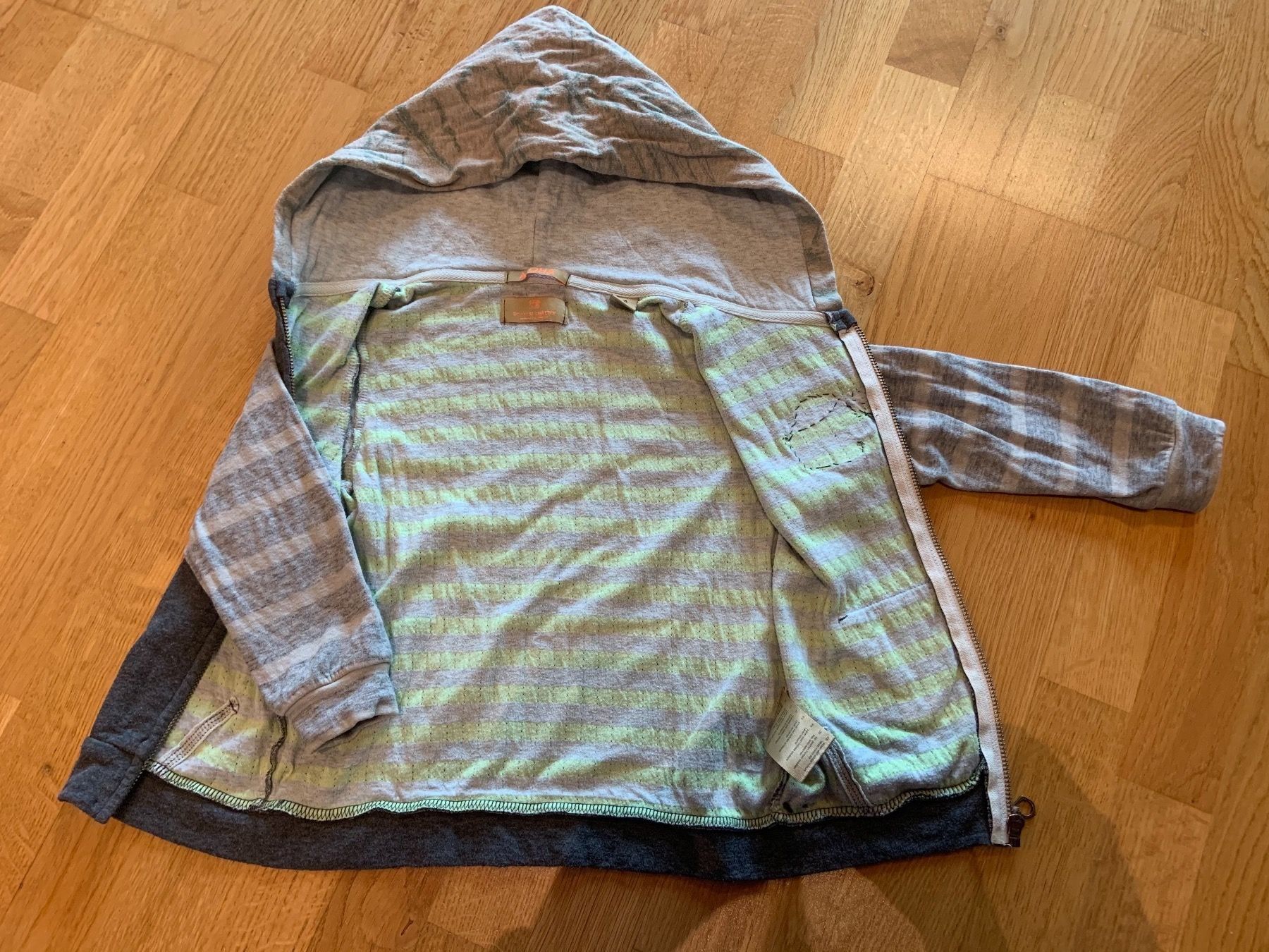 Giacche & Cappotti: Sweatshirt-Jacke Gr. 104 – Usato da Wallisellen venduto da SPKWichtel 1