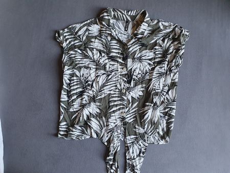 Chicoree Hemd Damen Grösse M Blätterprint Kurzarm, cropped