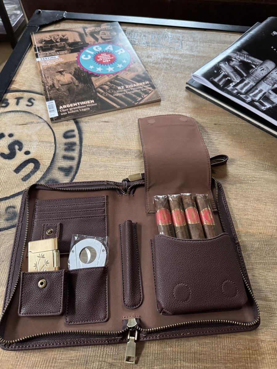 Humidor per sigari: Leather Cigar Case with Accessories – Nuovo (secondo la descrizione) da Seuzach venduto da Wolf936 1