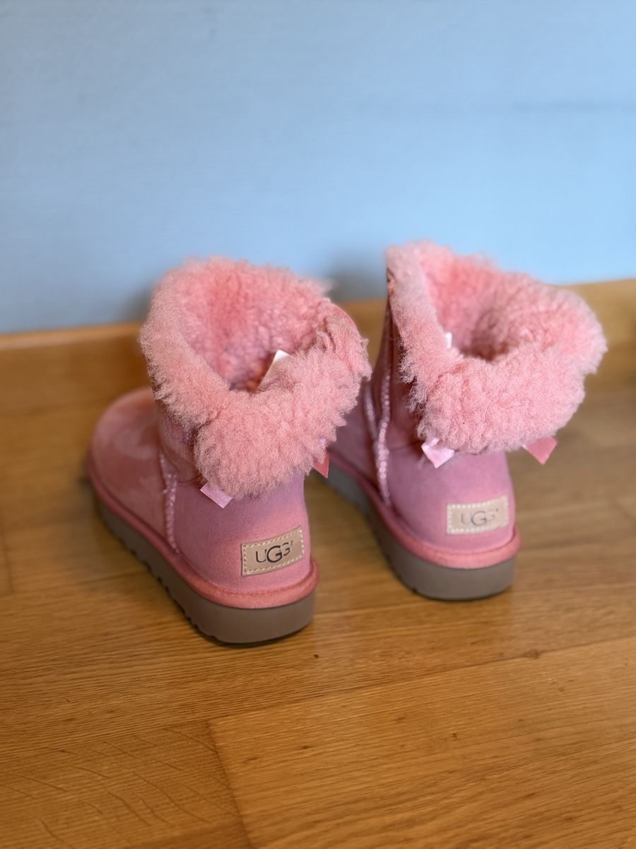 Ugg Scarpe da donna: UGG Boots mit Schleife, Grösse 37 – Nuovo (secondo la descrizione) da Winterthur venduto da m.ro.