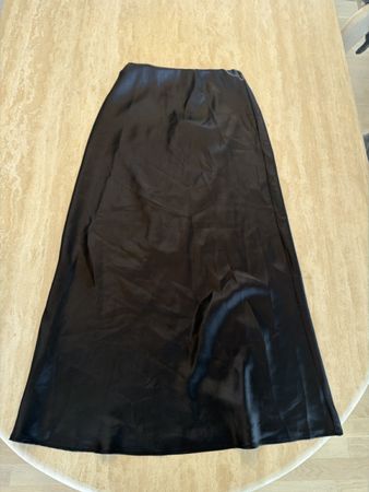 Schwarzer Satin-Wickelrock Gr. S – Asymmetrisch | Midi