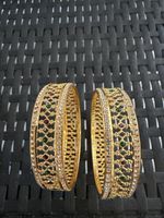 Elegante Armreifen goldfarben mit Strasssteinen