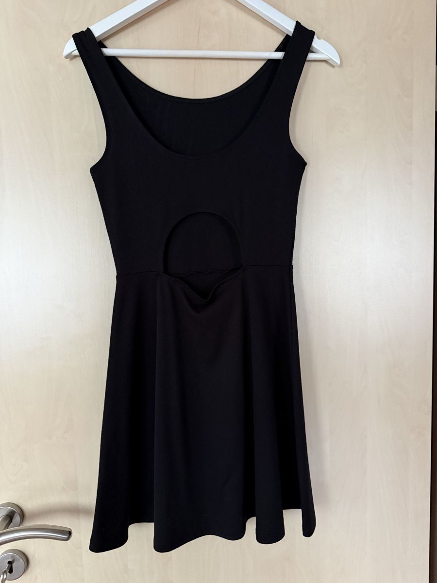 H&M Kleider: Sommerkleid Schwarz mit Cut-out H&M – Gebraucht aus Mümliswil von eliaane 1