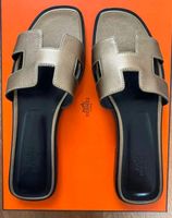 Hermès Oran Sandalen Gr. 38.5, Farbe Gold Metallic