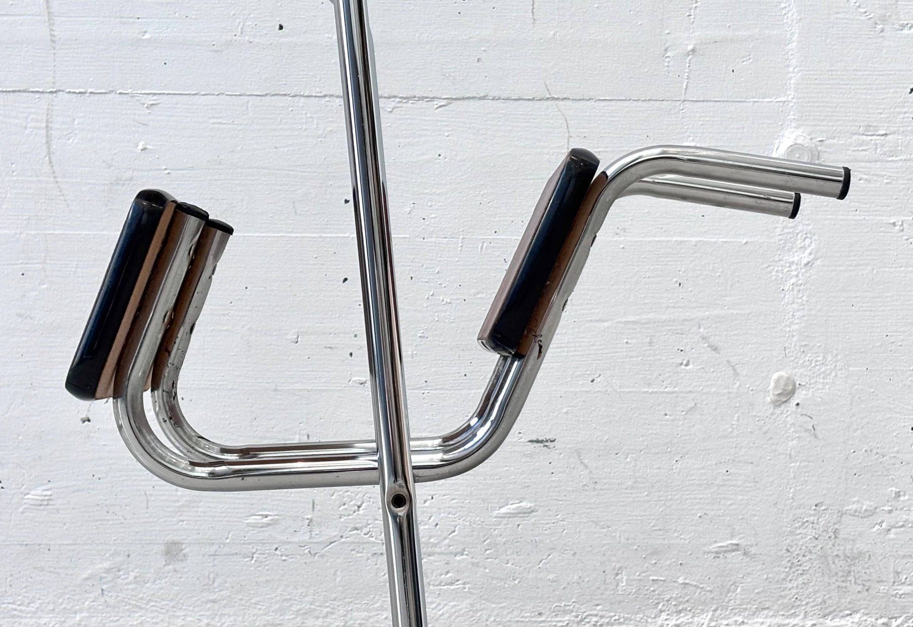 Sgabelli: Vintage Tritthocker mit braunem Kunstleder & Chromgestell – Usato da Zürich venduto da LeMoege 8