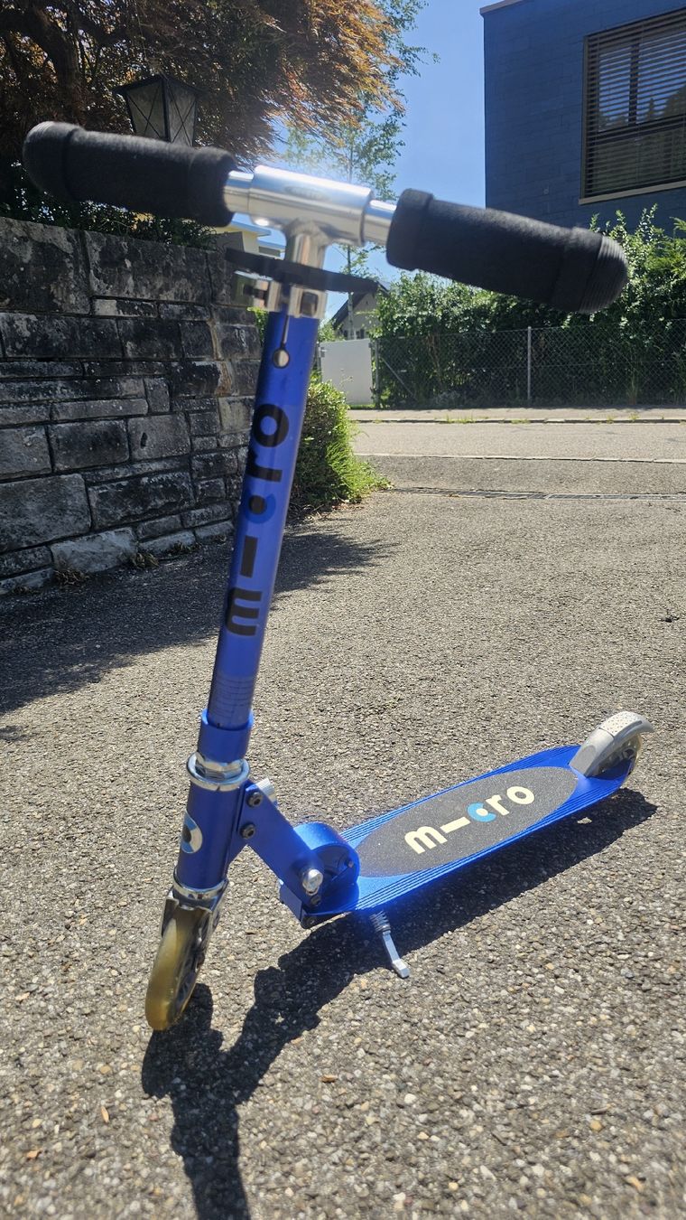 Micro Kickboard: Micro Scooter blau, Special Edition mit LED – D'occasion à Hinwil par NWae