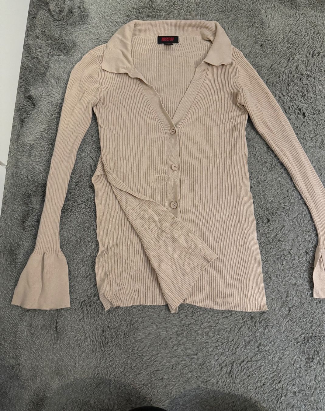 Camicette: Beige Strickjacke mit Trompetenärmel, Grösse S – Nuovo (secondo la descrizione) da Opfikon venduto da Desi.s 2