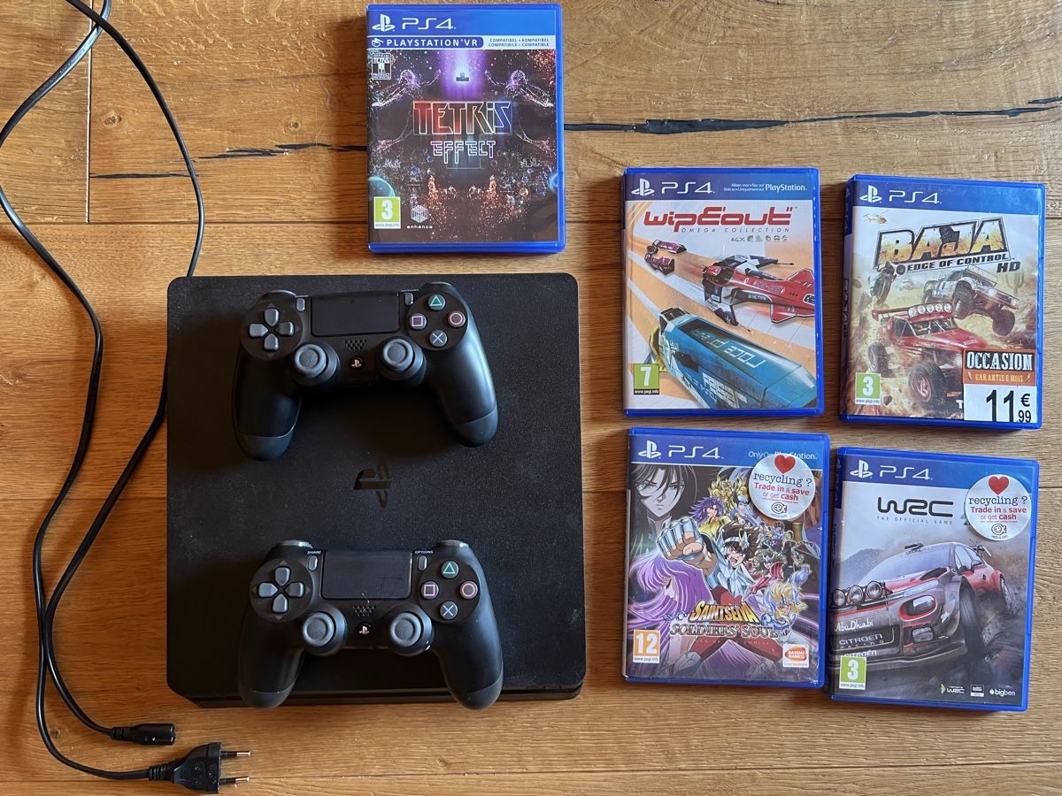 Sony Console: Playstation 4 + jeux + 2 manettes – Usato da Les Diablerets venduto da Samny