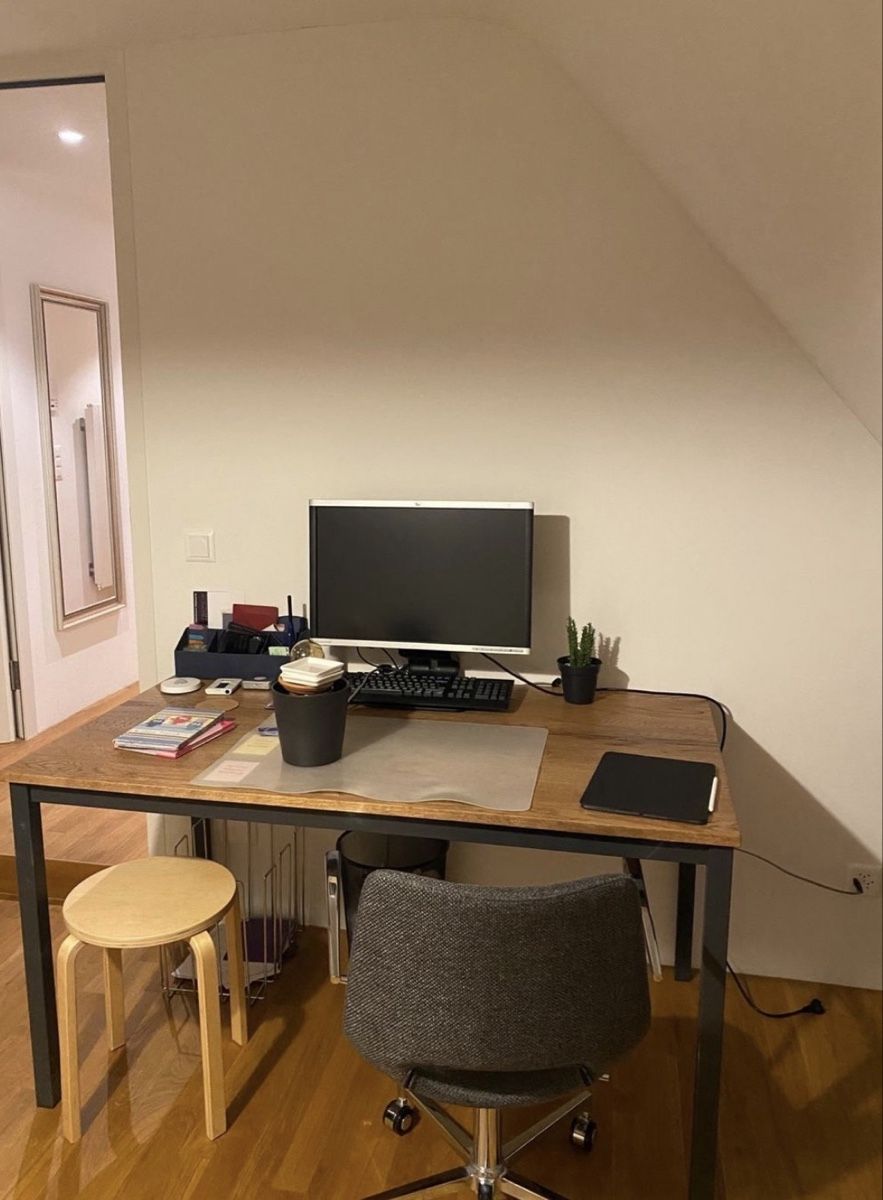 Tables:     Massiver Esstisch aus dunkler Eiche  – D'occasion à Dübendorf par vra_5xq6