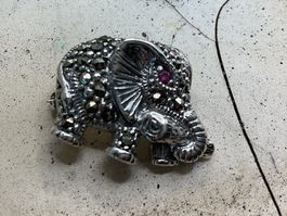 Vintagestil Elefantenbrosche mit Rubinauge, Sterlingsilber