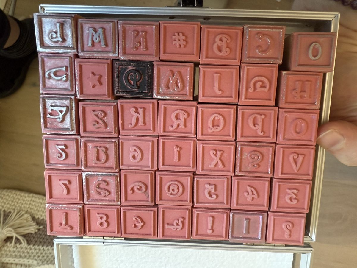 Stempel: Alphabet Stempel Koffer – Gebraucht aus Eggenwil von Lissi82 1