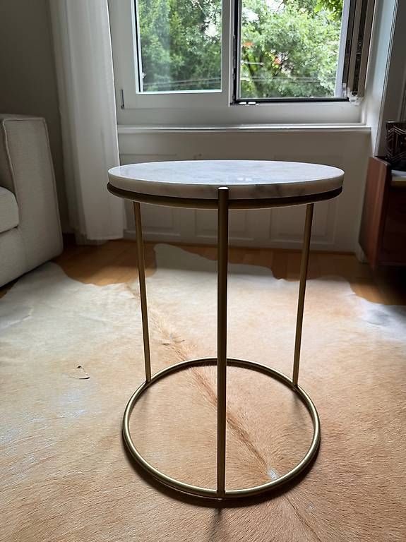 Tische: Beistelltisch mit heller Steinplatte – Gebraucht aus Zürich von hei_72bb