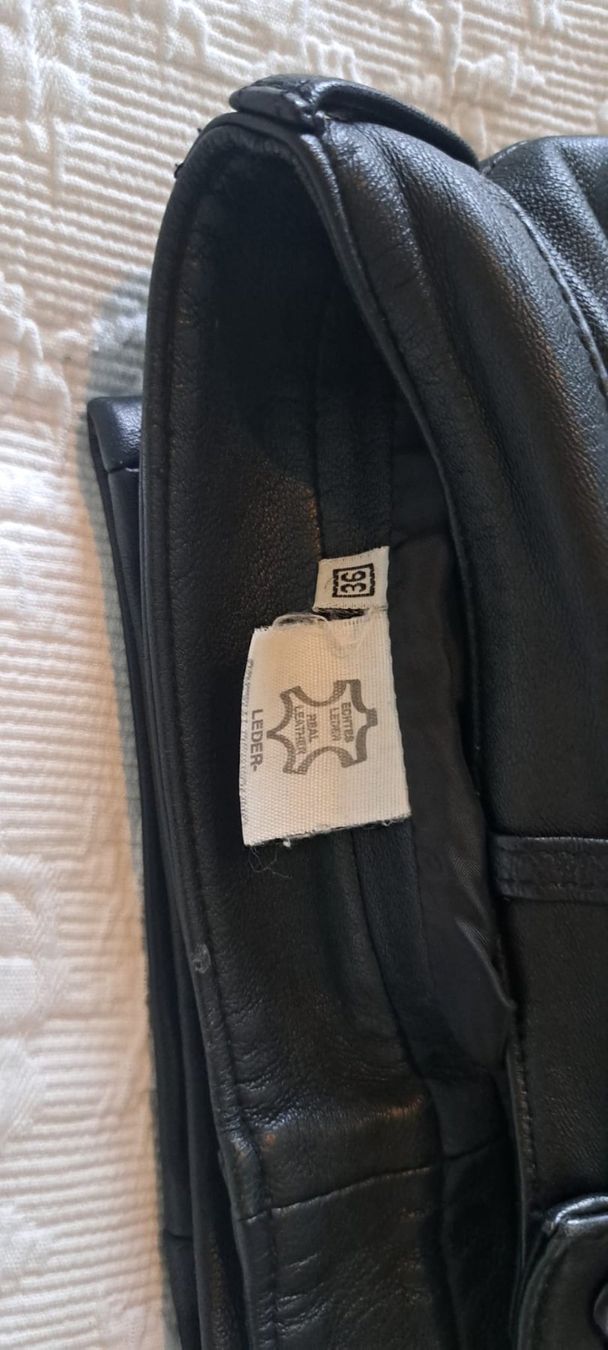 Pantaloni: Lederhose schwarz – Usato da Umiken venduto da Appstro 2
