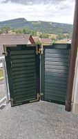 Doppelter Fensterladen dunkelgrün mit verstellbaren Lamellen