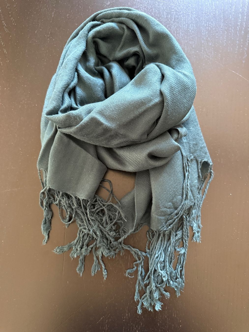 Foulard & Sciarpe: Dunkelgrüner Schal mit Fransen, weich und warm – Usato da Erstfeld venduto da Mario_boe0