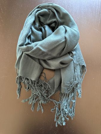 Dunkelgrüner Schal mit Fransen, weich und warm