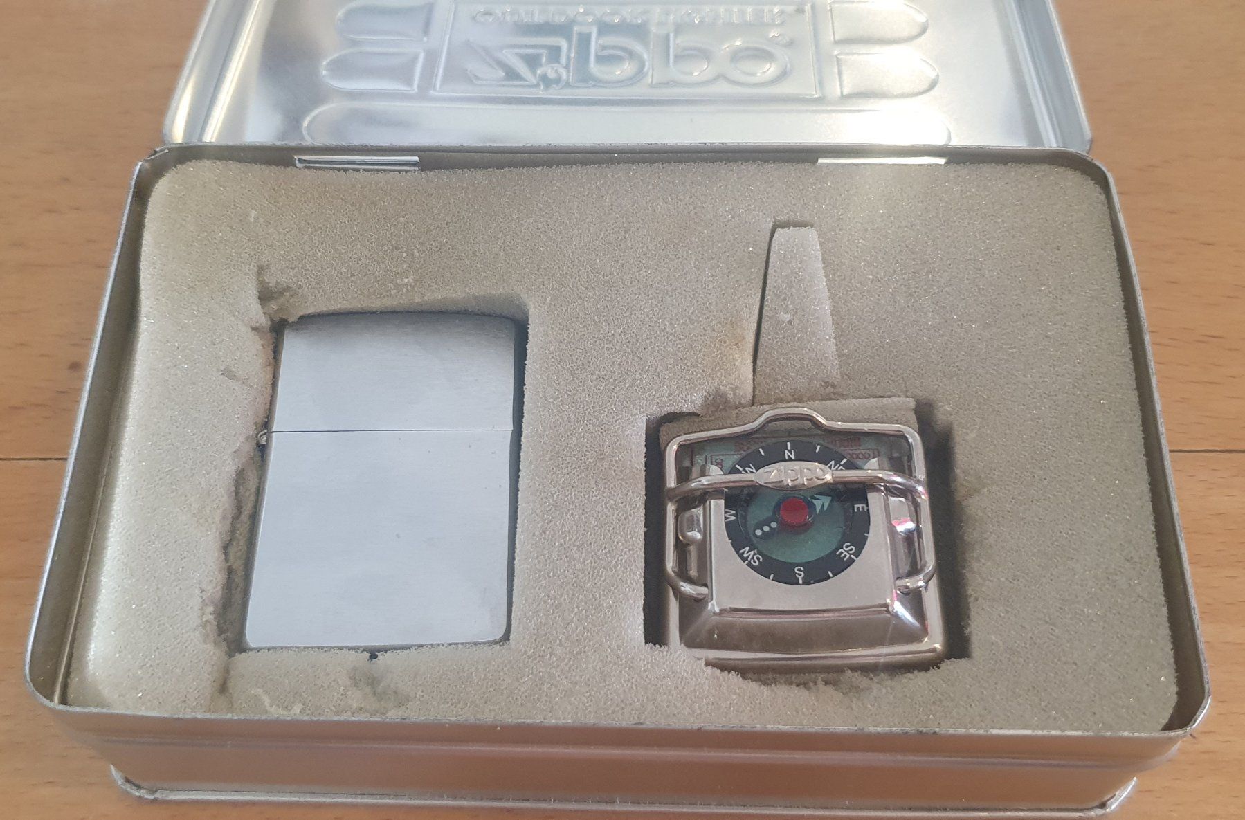 Zippo Briquets: Zippo Explorer Kompass Set 1994 mit Metallbox – D'occasion à Bern par Llu 1