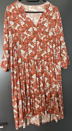 Blumenkleid in Rostrot