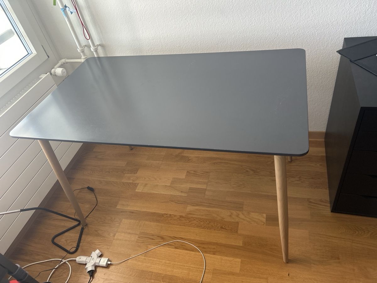 Livique Schreibtische: Schreibtisch grau – Gebraucht aus Bern von wid_zsw5