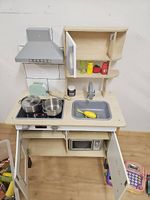 Schöne Spielküche aus Holz für Kinder mit vielen Utensilien