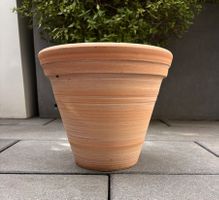 2 pots de fleurs en terre cuite – Ø env. 28 cm, H. 25 cm