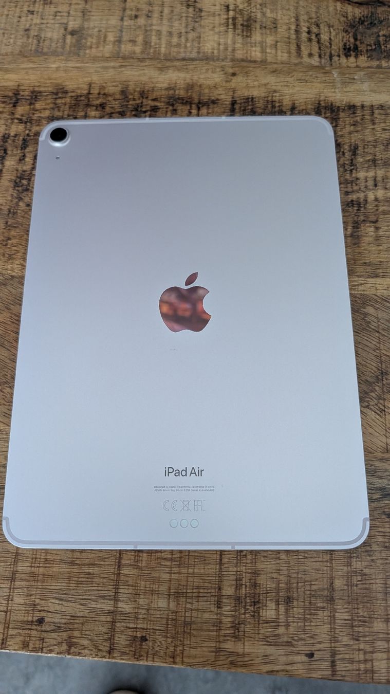 Apple Tablettes PC: iPad Air 5. Generation mit 3 Hüllen – D'occasion à Luzern par Travelblogger 1