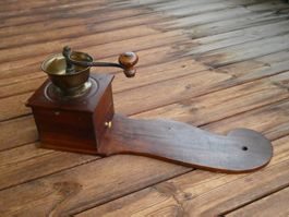 grosse Antike Kaffeemühle mit Sitzbrett