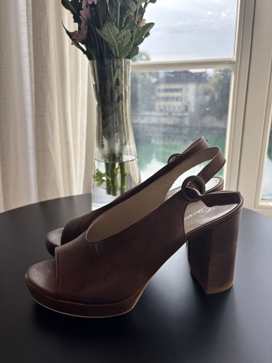 Scarpe da donna: Sandalen braun Leder Grösse 40 – Nuovo (secondo la descrizione) da Halten venduto da nin_6sp9
