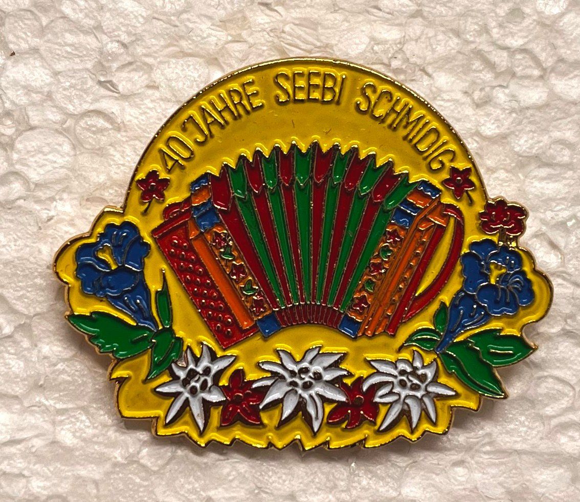 Placchette & Badge: Pin Simone Erni - 40 Jahre Seebi Schmidig – Usato da Obernau venduto da Wgnom