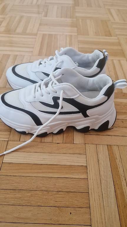 Scarpe da donna: Turnschuhe Grösse 37 (gebraucht) – Usato da Hombrechtikon venduto da 4ms 2