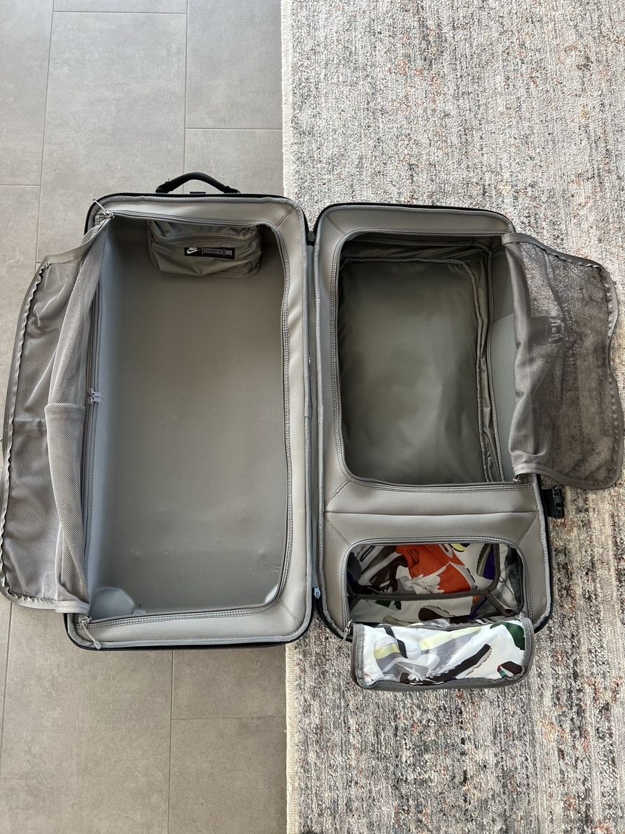 Nike Valigie: Nike Travel Suitcases – Nuovo (secondo la descrizione) da Appenzell Meister. venduto da mariatanasescu 4