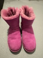 Pinke Ugg Boots mit Schleife