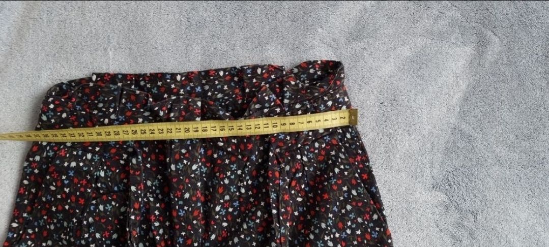 Zara Pantaloni: Zara Basic Hose mit Blumenmuster, Grösse xs – Usato da St Gallen venduto da vir_5kgt 3