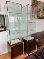 2 hochwertige Glasvitrinen mit Holzsockel – abschliessbar