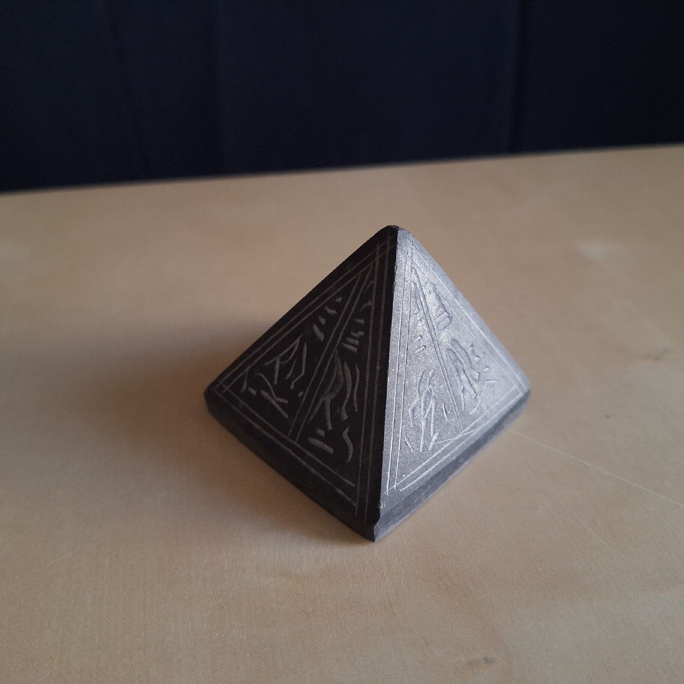 Tutte le decorazioni: Versand möglich! Deko Stein Pyramide mit Hieroglyphen – Usato da Winterthur venduto da Goldpipau 1
