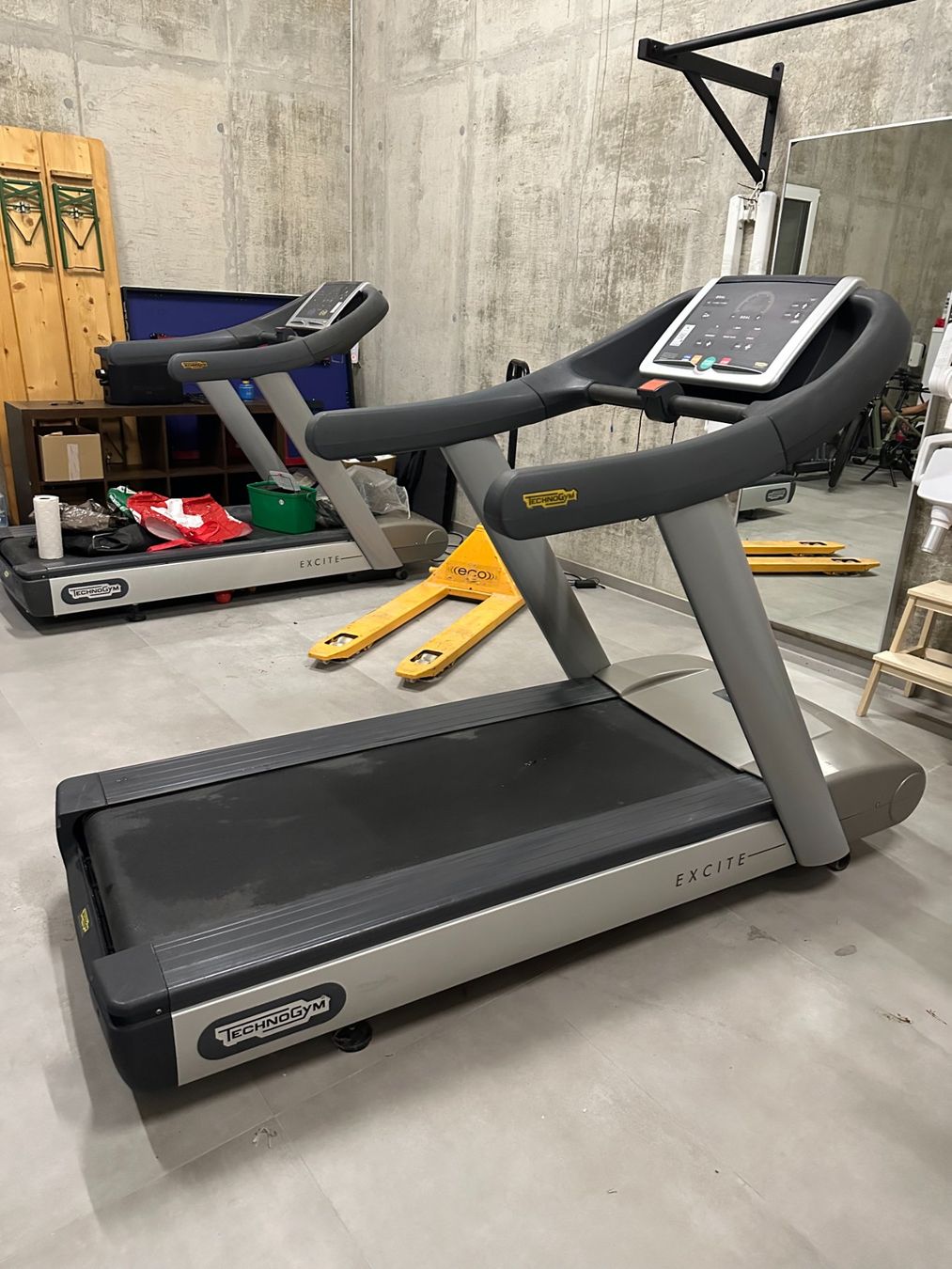 Technogym Hometrainer: Technogym Excite, tapis de course professionnel, salle de sp – Usato da Payerne venduto da id-elektro 4