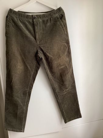Zara Cordhose, oliv, Gr. L