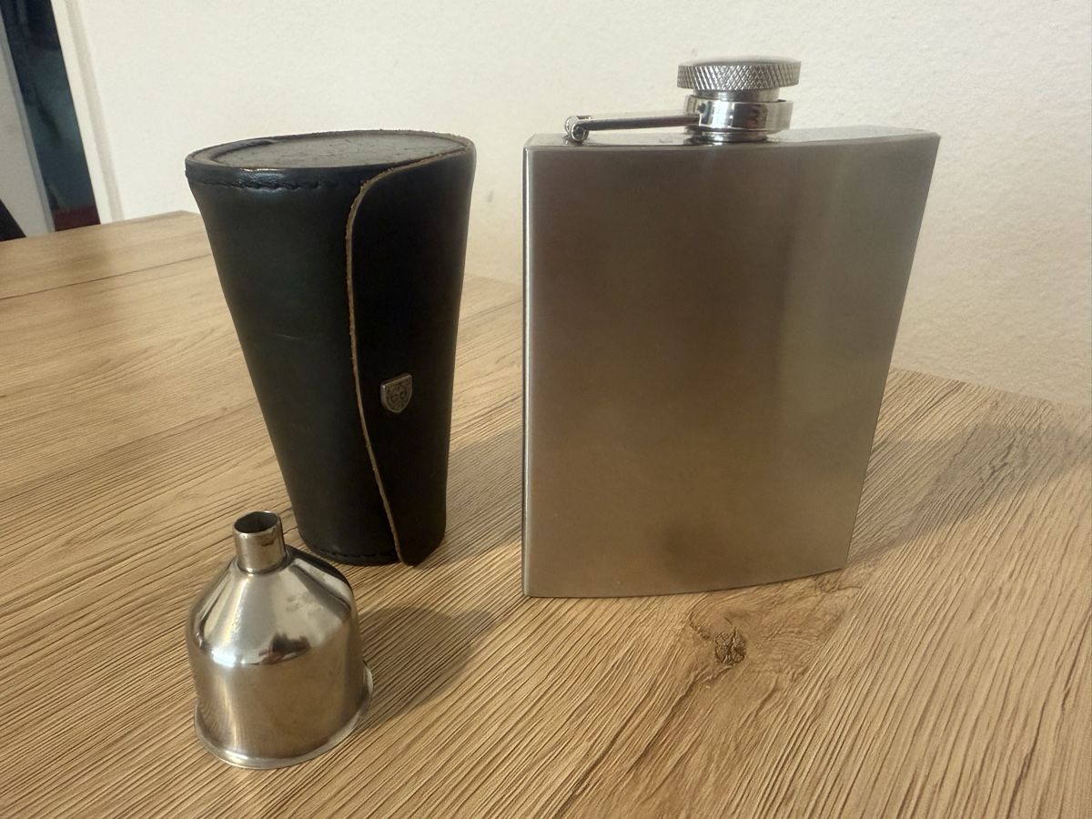 Sonstiges: Flachmann-Set Edelstahl 18/8 mit 4 Bechern & Etui – Gebraucht aus Wettingen von Ni_la_lo 5