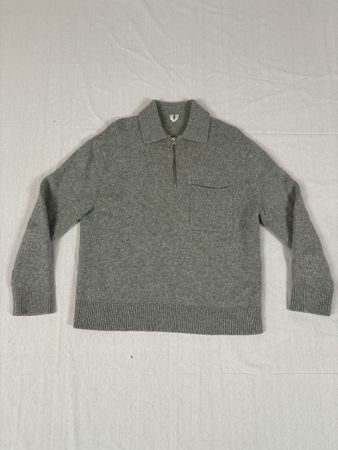 Grauer Pullover